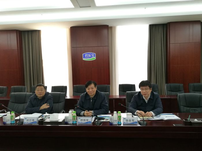 图6 师振军副局长与君源乳业有限公司负责人进行座谈交流.jpg
